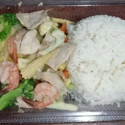 ผัดผักรวมราดข้าว