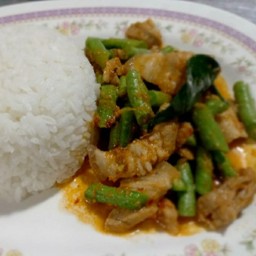 ผัดพริกแกงราดข้าว