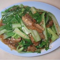 ผักกวางตุ้งผัดหมูกรอบ