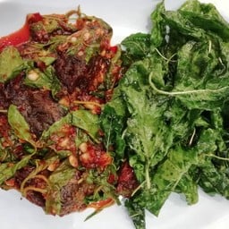 ไข่เยี่ยวม้ากระเพากรอบ