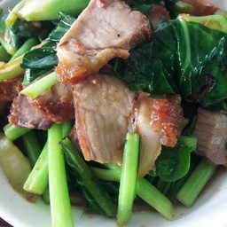 คะน้าหมูกรอบ