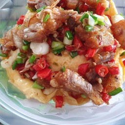 ข้าวไข่ข้นราดหมูกรอบคั่วพริกเกลือ