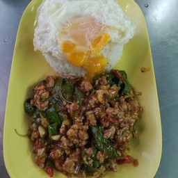ข้าว กระเพราหมูสับ ไข่ดาว