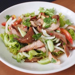 ยำคอหมูย่าง