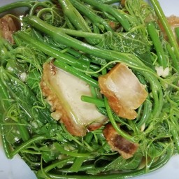 ยอดมะระผัดหมูกรอบ