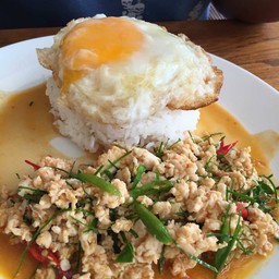 ข้าว หมูสับหรือไก่สับผัดใบมะกรูด