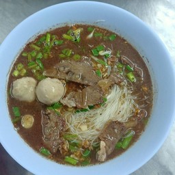 หมี่ขาวน้ำตกเนื้อเปื่อยลูกชิ้น