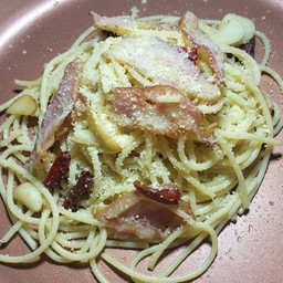 สปาเก็ตตี้ผัดพริกกระเทียมเบคอน ทรัฟเฟิ้ลออย