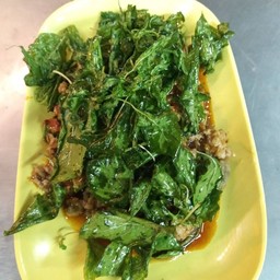 กระเพราไข่เยี่ยวม้า