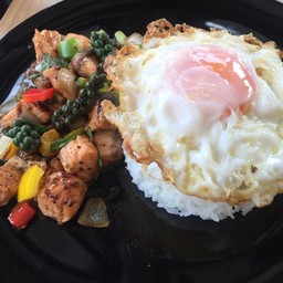 ข้าว แซลมอลผัดพริกไทยดำ