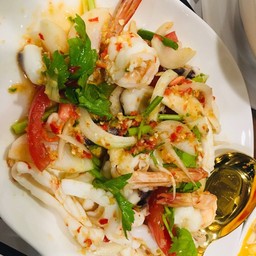 จัดจานมาก มีทั้งปลา กุ้ง ปลาหมึก