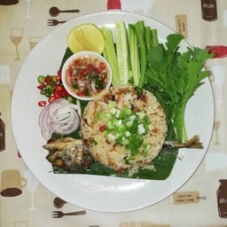 ข้าวผัดปลาทูทอด
