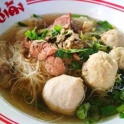 ก๋วยเตี๊ยวเนื้อน้ำใส ลูกชิ้นเนื้อโกเด้ง