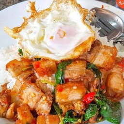 กะเพราหมูกรอบราดข้าว