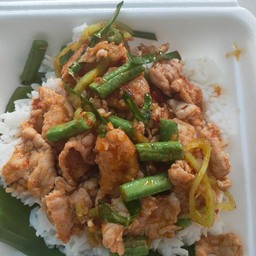ผัดพริกแกงหมูราดข้าว