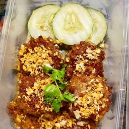 หมูปั้นทอดกระเทียม