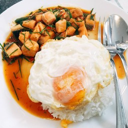 ข้าว แซลมอลผัดใบมะกรูด