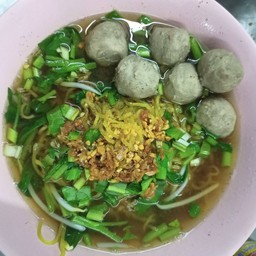 ก๋วยเตี๋ยวลูกชิ้นเนื้อล้วน     (น้ำใส)