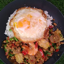 ข้าวกะเพรารวมมิตร (ไก่+เนื้อ+กุ้ง+หมึก)