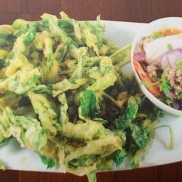 ยำผักบุ้งทอดกรอบ