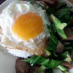 คะน้าหมูกรอบไข่ดาวราดข้าว