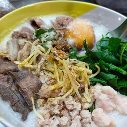 โจ๊กเครื่องในไส่ใข่เยี่ยวม้า