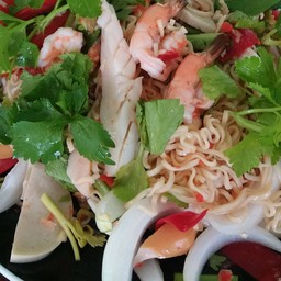 ยำมาม่ารวมมิตรทะเล