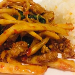 พริกแกงไก่ใส่หน่อไม้ราดข้าว