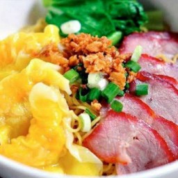 บะหมี่เกี๊ยวต้นตำรับ หน้าเซเว่นตลาดสโมสร