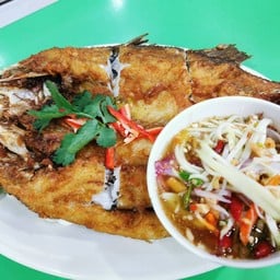 ปลากะพงทอดยำมะม่วง