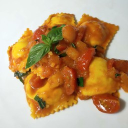 Ravioli filled with mozzarella, sweet tomato and basil
