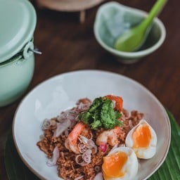 ข้าวผัดน้ำพริกกะปิคั่วกับกุ้งสด