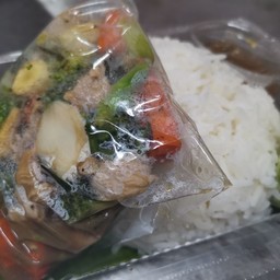 ข้าวราดผัดบล๊อคโคลี่(กุ้ง ปลาหมึก รวมทะเล)