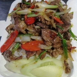 ผัดพริกอ่อนเครื่องในไก่ราดข้าว