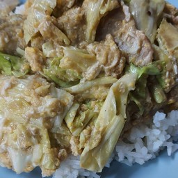 กระหล่ำปลีผัดหมูใส่ไข่ราดข้าว