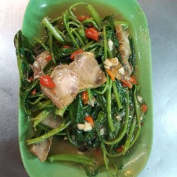 ผักกระเฉด หมูกรอบ