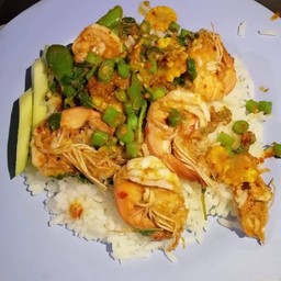 กระเพรากุ้งราดข้าว