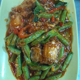 หมูกรอบผักพริกแกงถั่ว