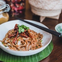 ขนมจีนผัดซีอิ๊วหมูเค็มทอด