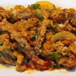 คอหมูย่างผัดผงกะหรี่