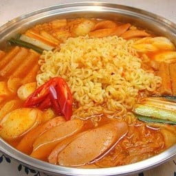 ซุปรวมมิตรรสเผ็ดต้มหม้อไฟ Budae Jigae