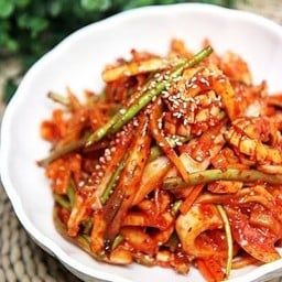 ปลาหมึกหมักซอสเผ็ดเปรี้ยว Ojingeo Chomuchim