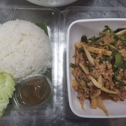 ข้าวพริกแกงหน่อไม้สามชั้น
