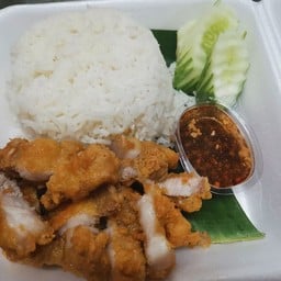 ข้าวหมูสามชั้นทอดน้ำปลา+ไข่ต้ม+น้ำจิ้มแจ่ว