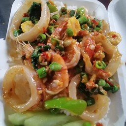 ผัดกระเพราทะเลราดข้าว