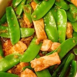 ผัดถั่วลันเตา ราดข้าว