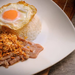 ข้าวหมูกระเทียม ไข่ดาว