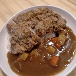 ข้าวหน้าแกงกะหรี่ไก่กรอบ