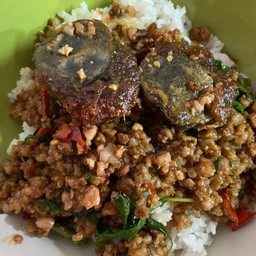 กะเพรา หมูสับ  ไข่เยี่ยวม้า