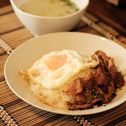 [อร่อยซ่ากับโค้ก] ข้าวหมูทอดกระเทียม +  โค้ก ออริจินัล (ขวด)